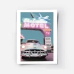 affiche blue swallow motel avec voiture vintage pontiac et enseigne neon lumineu.webp