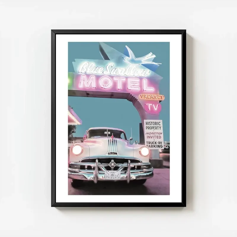 affiche blue swallow motel avec voiture vintage pontiac et enseigne neon lumineu avec cadre.webp