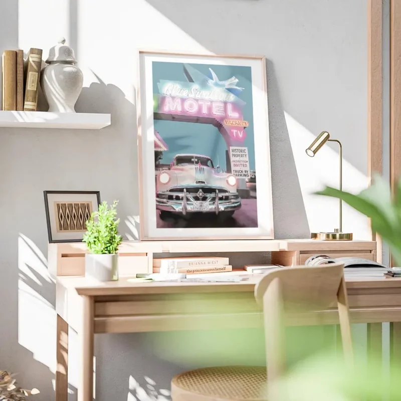 affiche blue swallow motel avec voiture vintage pontiac et enseigne neon lumineu bureau.webp