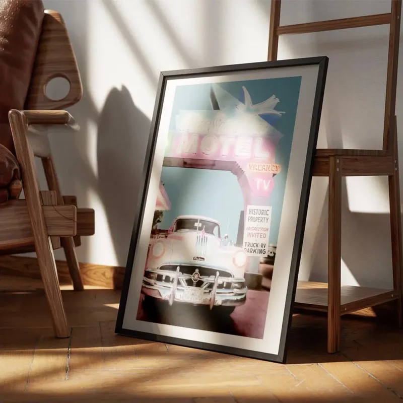 affiche blue swallow motel avec voiture vintage pontiac et enseigne neon lumineu encadre.webp