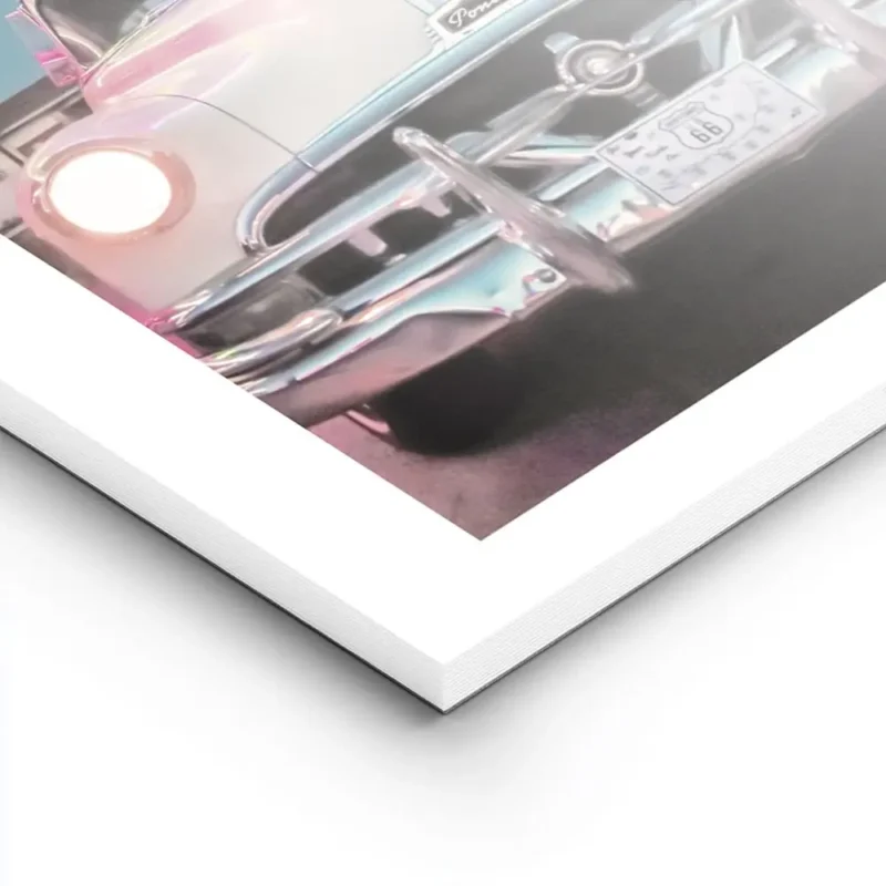 affiche blue swallow motel avec voiture vintage pontiac et enseigne neon lumineu lightpanel.webp