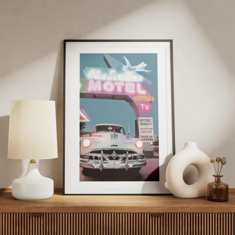 affiche blue swallow motel avec voiture vintage pontiac et enseigne neon lumineu meuble.webp