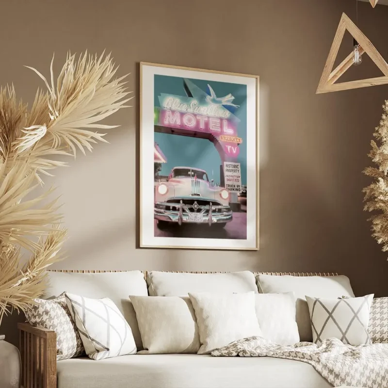 affiche blue swallow motel avec voiture vintage pontiac et enseigne neon lumineu salon.webp