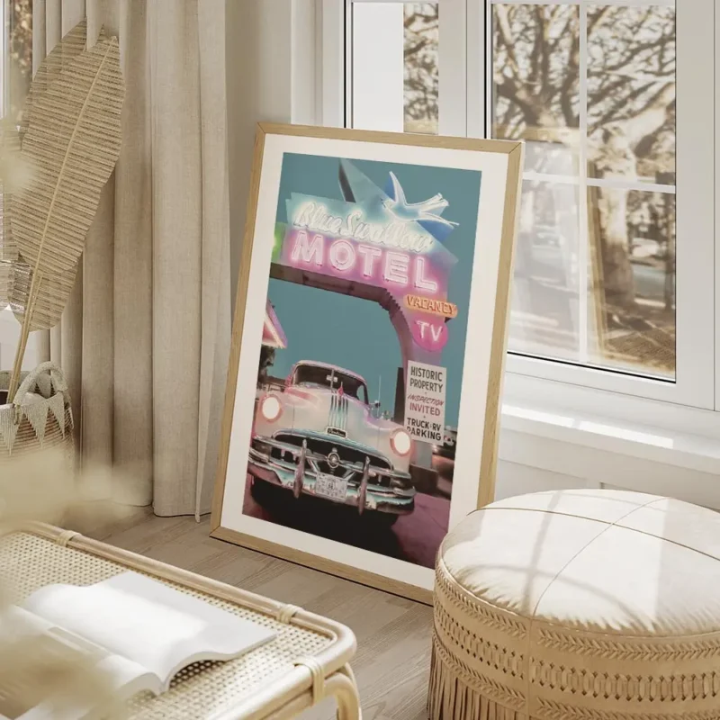 affiche blue swallow motel avec voiture vintage pontiac et enseigne neon lumineu salon beige.webp