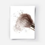 affiche blush avec un pinceau de maquillage etalant de la poudre rose sur un fon.webp