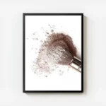 affiche blush avec un pinceau de maquillage etalant de la poudre rose sur un fon avec cadre.webp