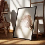 affiche blush avec un pinceau de maquillage etalant de la poudre rose sur un fon encadre.webp