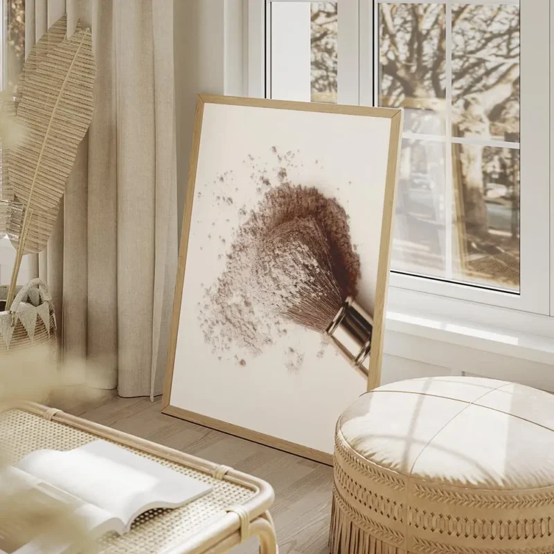 affiche blush avec un pinceau de maquillage etalant de la poudre rose sur un fon salon beige.webp