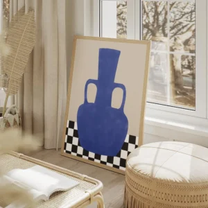 affiche bold design dun vase bleu fonce reposant sur une surface a carreaux noir salon beige.webp