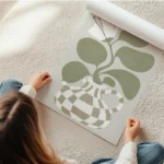 affiche bold flower une fleur blanche stylisee avec des feuilles vertes dans un en rouleau.webp