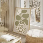 affiche bold flower une fleur blanche stylisee avec des feuilles vertes dans un salon beige.webp