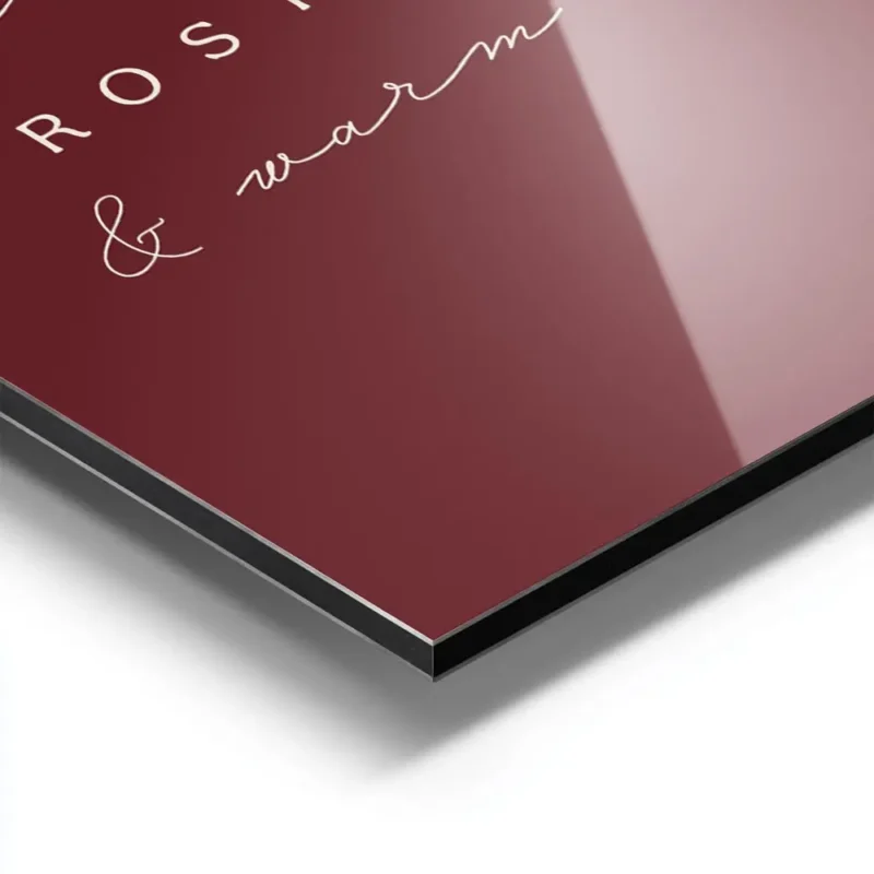 affiche bordeaux avec typographie blanche liste de mots sur lhiver cocooning et aluminium.webp