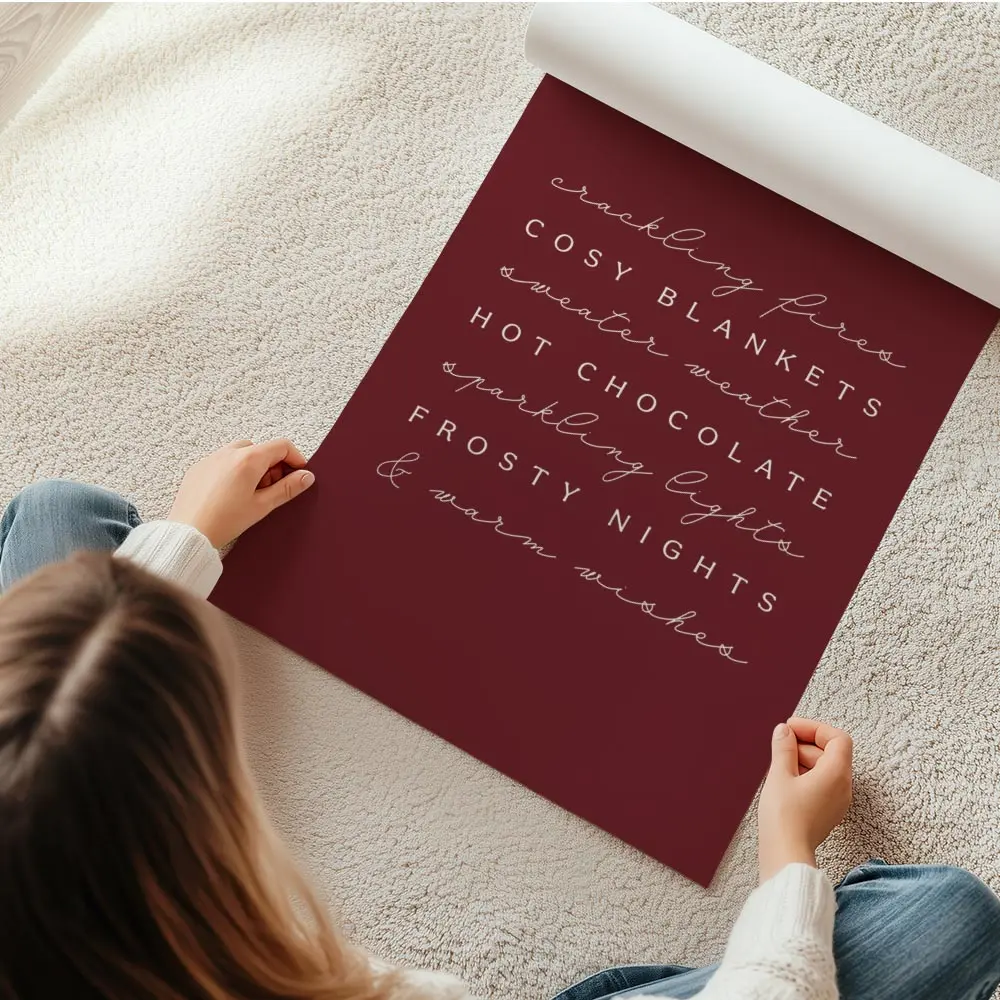 affiche bordeaux avec typographie blanche liste de mots sur lhiver cocooning et en rouleau.webp