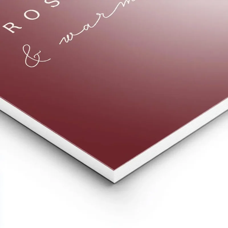 affiche bordeaux avec typographie blanche liste de mots sur lhiver cocooning et lightpanel.webp