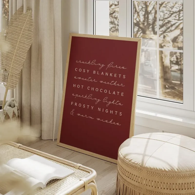 affiche bordeaux avec typographie blanche liste de mots sur lhiver cocooning et salon beige.webp