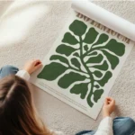 affiche botanicum avec des feuilles organiques vert fonce sur fond beige et text en rouleau.webp