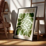 affiche botanicum avec des feuilles organiques vert fonce sur fond beige et text encadre.webp