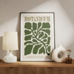affiche botanicum avec des feuilles organiques vert fonce sur fond beige et text meuble.webp