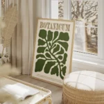 affiche botanicum avec des feuilles organiques vert fonce sur fond beige et text salon beige.webp