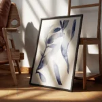 affiche botanique avec des feuilles de plantes bleues peintes a laquarelle sur f encadre.webp