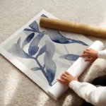 affiche botanique avec des feuilles de plantes bleues peintes a laquarelle sur f enroule.webp