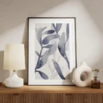 affiche botanique avec des feuilles de plantes bleues peintes a laquarelle sur f meuble.webp
