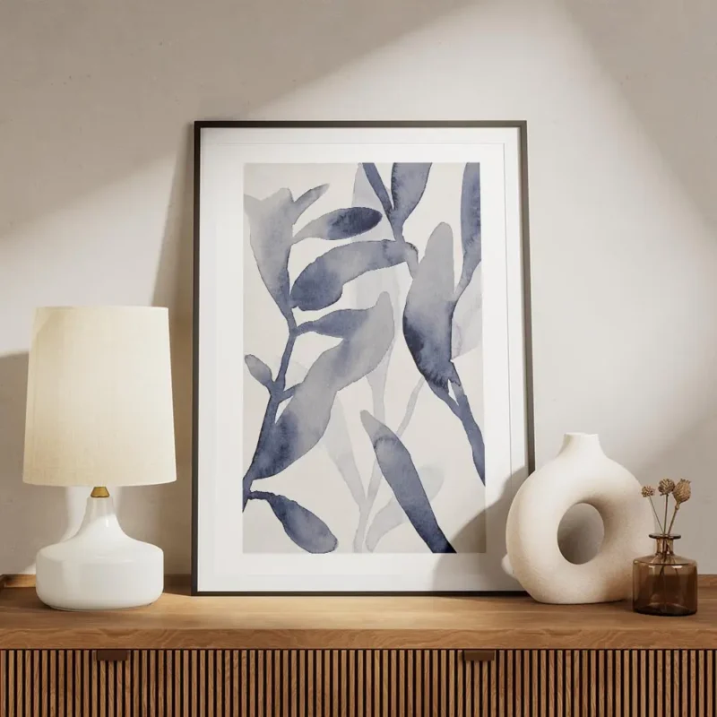 affiche botanique avec des feuilles de plantes bleues peintes a laquarelle sur f meuble.webp