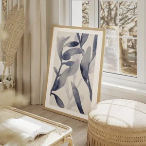 affiche botanique avec des feuilles de plantes bleues peintes a laquarelle sur f salon beige.webp