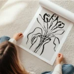 affiche botanique avec des fleurs noires et des feuilles dans un vase noir sur f en rouleau.webp