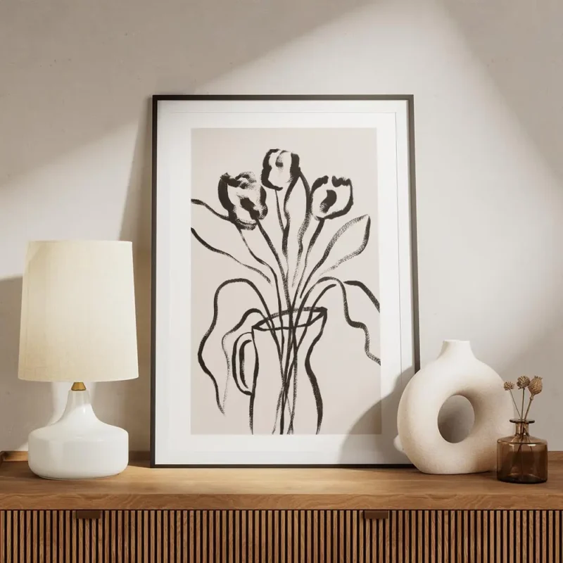 affiche botanique avec des fleurs noires et des feuilles dans un vase noir sur f meuble.webp