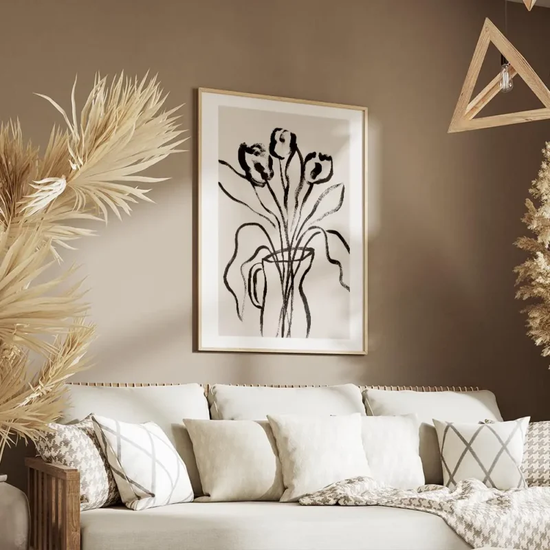 affiche botanique avec des fleurs noires et des feuilles dans un vase noir sur f salon.webp