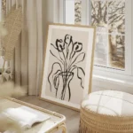 affiche botanique avec des fleurs noires et des feuilles dans un vase noir sur f salon beige.webp