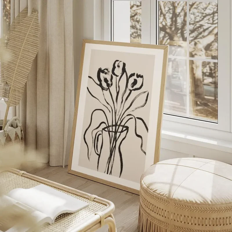 affiche botanique avec des fleurs noires et des feuilles dans un vase noir sur f salon beige.webp