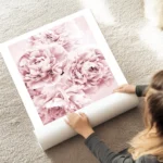 affiche botanique avec des fleurs roses en pleine floraison creant un motif deli au sol.webp