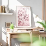 affiche botanique avec des fleurs roses en pleine floraison creant un motif deli bureau.webp