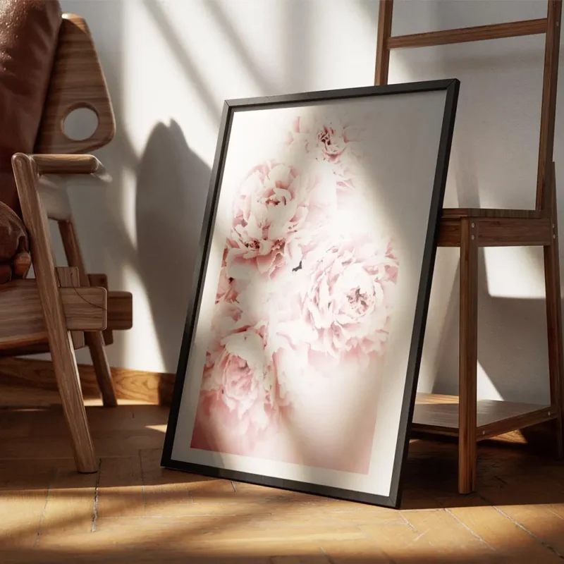 affiche botanique avec des fleurs roses en pleine floraison creant un motif deli encadre.webp