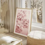 affiche botanique avec des fleurs roses en pleine floraison creant un motif deli salon beige.webp