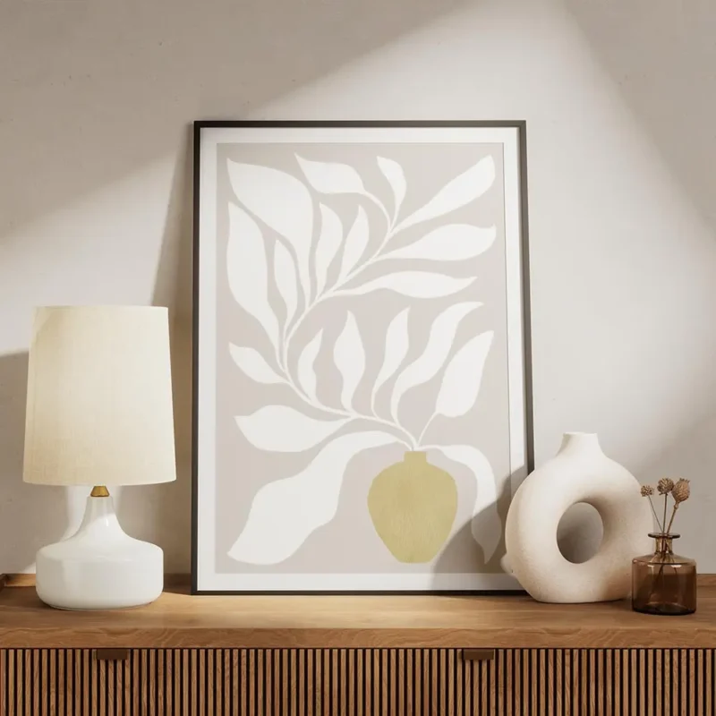 affiche botanique avec feuilles blanches stylisees sortant dun vase jaune sable meuble.webp