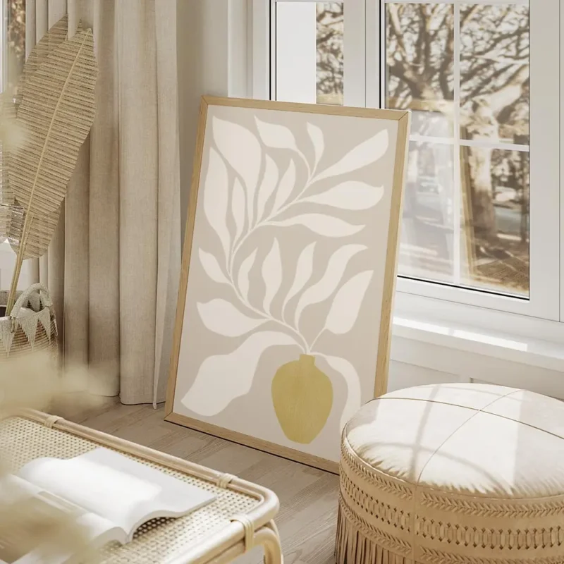 affiche botanique avec feuilles blanches stylisees sortant dun vase jaune sable salon beige.webp