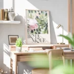 affiche botanique avec illustration peinte de fleurs abstraites roses et feuille bureau.webp