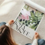 affiche botanique avec illustration peinte de fleurs abstraites roses et feuille en rouleau.webp