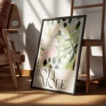 affiche botanique avec illustration peinte de fleurs abstraites roses et feuille encadre.webp