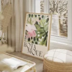 affiche botanique avec illustration peinte de fleurs abstraites roses et feuille salon beige.webp