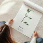affiche botanique avec la lettre e formee par des branches et feuilles vertes ty en rouleau.webp