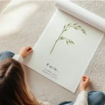 affiche botanique avec la lettre f formee par une plante et du texte personnalis en rouleau.webp