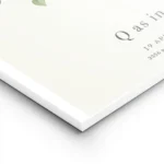 affiche botanique avec la lettre q formee de feuilles vertes et de fleurs blanch lightpanel.webp