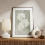 affiche botanique avec trois feuilles blanches aux details textures sur un fond meuble.webp