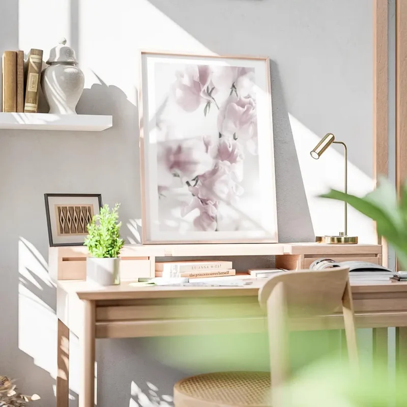 affiche botanique avec une composition de fleurs roses pastel aux petales delica bureau.webp