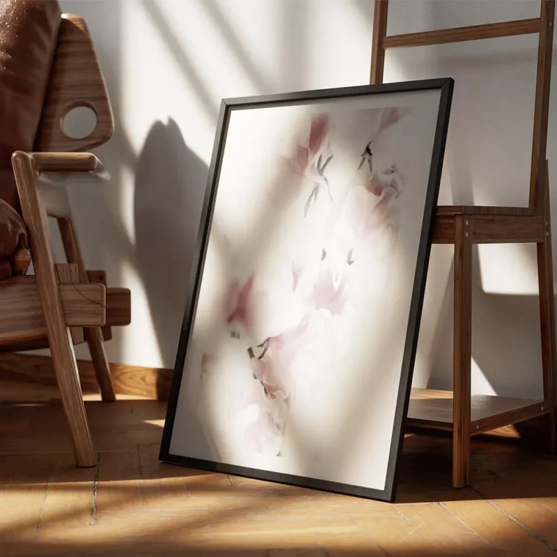 affiche botanique avec une composition de fleurs roses pastel aux petales delica encadre.webp