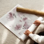 affiche botanique avec une composition de fleurs roses pastel aux petales delica enroule.webp
